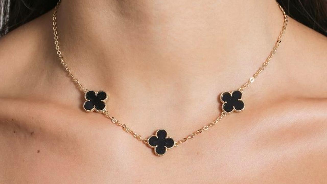 Ilustrasi Kalung Emas Clover
