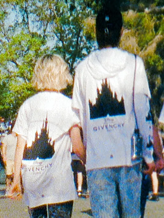 Koleksi Givency x Disney terhadiri dari t-shirt dan sweatshirt warna monokrom  (Foto: Givenchy)