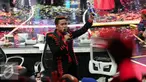 Finalis D Academy 3, Ical mengangkat piala kemenangan usai mengalahkan Weni di Panggung Kemenangan di Studio 5 Indosiar, Jakarta, Sabtu (28/5). Ical unggul pengumpulan polling sms 54.8% dari finalis asal Pontianak, Weni. (Liputan6.com/Helmi Fithriansyah)