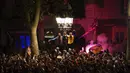 <p>Kerumunan suporter memenuhi jalan-jalan Kota Barcelona. Mereka merayakan gelar juara La Liga Spanyol yang diraih Barcelona. (AP Photo/Joan Mateu Parra)</p>