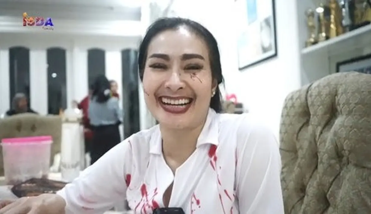 Beginilah wajah Iis Dahlia yang tampil serius berdandan ala hantu suster ngesot. Lengkap dengan baju perawat ia jadi tokoh utama keseruan bareng anak-anak. (Liputan6.com/YouTube/Isda Family).