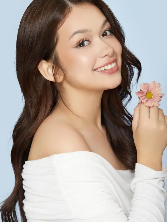 Rambut panjang Becca digerai belah samping dengan gaya soft curl. Menambah kesan cantik natural dan effortless [@rklopper]