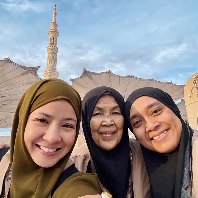 Tampil Tanpa Makeup, Ini 7 Momen Natasha Rizky Jalani Umrah yang Banjir Pujian