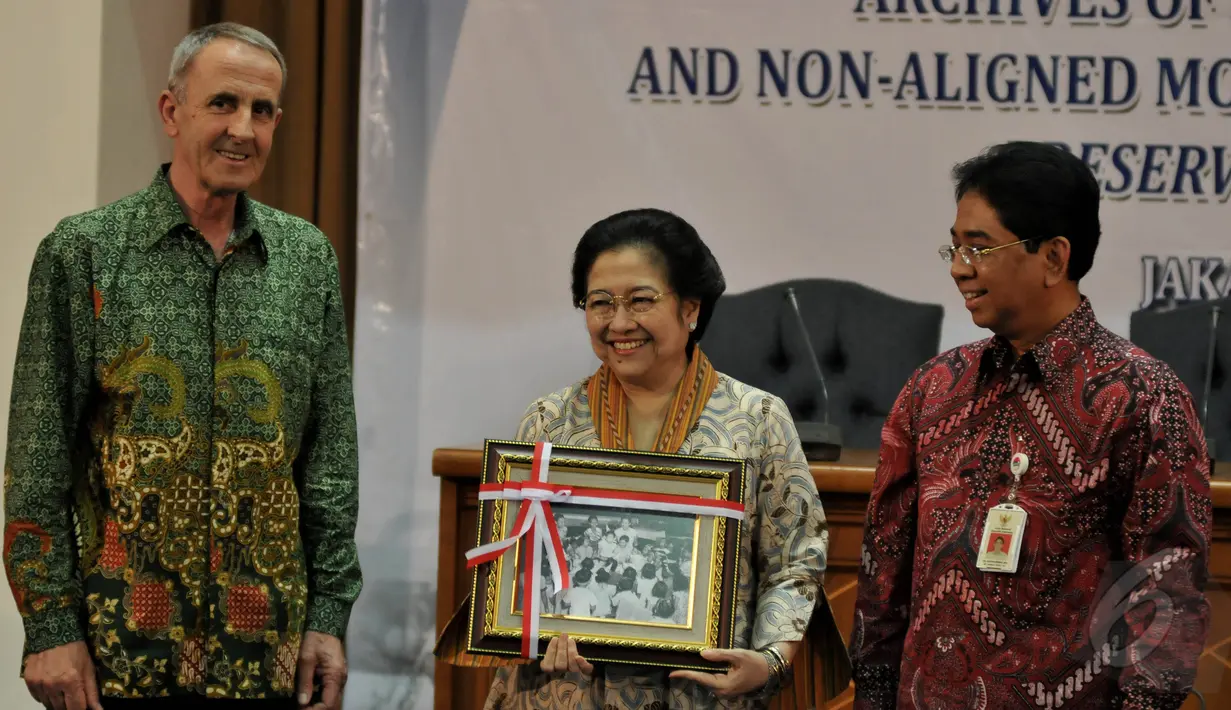 Megawati Soekarnoputri mendapat cinderamata usai menyampaikan pidato kebudayaan di Gedung Arsip Nasional, Jakarta, Selasa (26/5/2015). Megawati mendukung langkah ANRI untuk menjadikan arsip KAA sebagai warisan dunia. (Liputan6.com/Johan Tallo)
