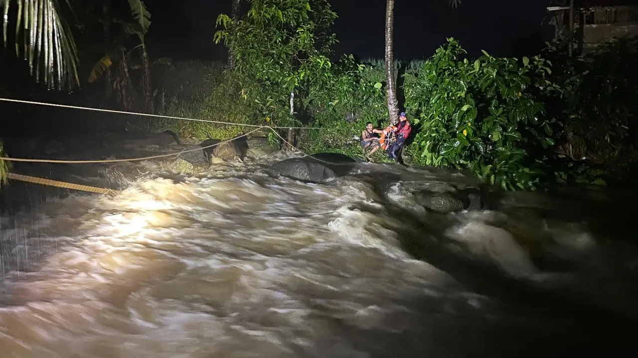 Penyelamatan pemuda yang terjebak di delta sungai di Banyumas, Jawa Tengah. (Foto: Liputan6.com/Basarnas)