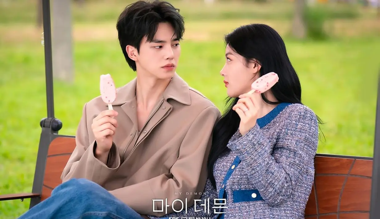 Perlahan namun pasti, keduanya terlibat dalam asmara yang dalam. Rasa cinta yang semakin besar juga membuat keduanya ingin saling melindungi. [Foto: Instagram/sbsdrama.official]