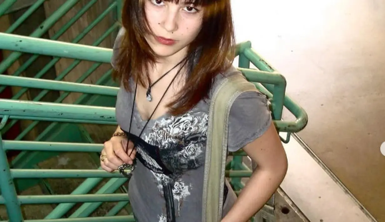 Gaya edgynya tampak begitu berkarakter. Ia hadir dengan aksi piercing yaang menambah tampilannya semakin berbeda.  [Foto: Instagram/ alysaxliu]