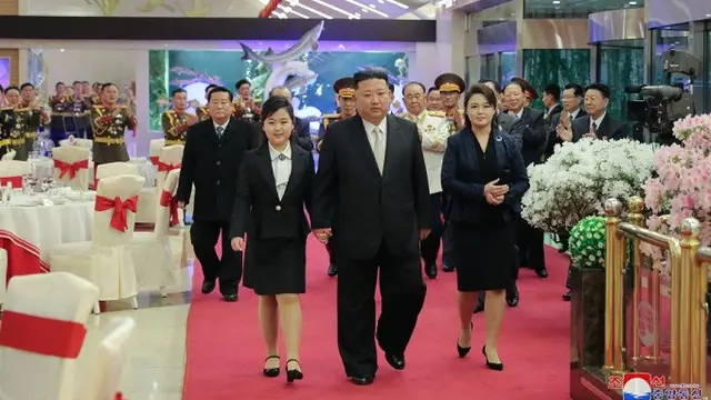 Kim Jong Un bersama istrinya Ri Sol Ju dan putrinya Ju Ae dalam peringatan 75 tahun berdirinya Tentara Rakyat Korea