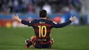 Bintang Barcelona, Lionel Messi, terjatuh dan tampak melakukan protes saat laga La Liga Spanyol melawan Espanyol. Musim ini pemain asal Argentina itu sudah bermain 10 kali dan mencetak enam gol. (Reuters/Stringer)