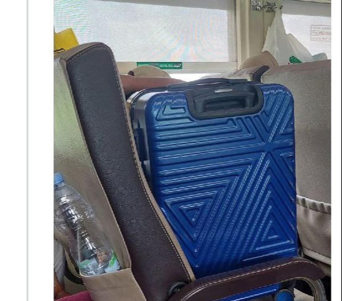 "Memesan 2 kursi dimana 1 kursi dibuat tempat duduk dan 1 kursi lainnya dibuat untuk menaruh barang hal ini sah-sah saja asal memenuhi syarat di atas," kata Joni kepada merdeka.com, Jakarta, Minggu (10/3).&nbsp;