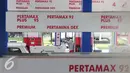 Petugas menunggu pelanggan untuk mengisi bahan bakar minyak (BBM) di SPBU di Jakarta, Selasa (29/3). PT Pertamina (Persero) mengusulkan pemerintah tidak menetapkan penurunan harga BBM terlalu besar. (Liputan6.com/Angga Yuniar)