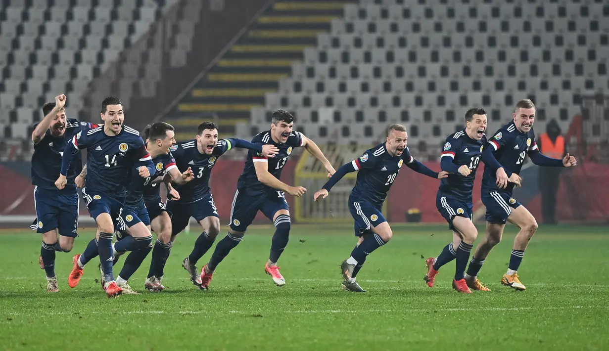 Pemain Skotlandia merayakan kemenangan atas Serbia pada babak playoff Piala Eropa 2020 di Red Star Stadium, Jumat (13/11/2020) dini hari WIB. Skotlandia menang 5-4 atas Serbia lewat adu penalti. (AFP/Andrej Isakovic)