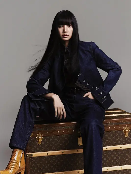 Diumumkan menjadi hous ambassador LV beberapa bulan lalu, Lisa Blackpink tampil chic dengan setelan denim dan sepatu boots warna coklat muda. [Dok/Louis Vuitton].