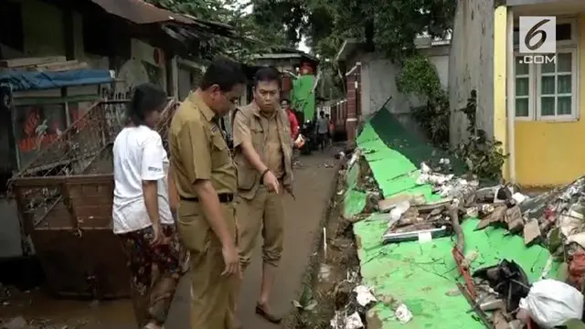 Tembok Puskesmas Bidaracina Jakarta Timur roboh diterjang banjir. Aktivitas di puskesmas pun lumpuh.