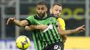 Pemain Inter Milan, Stefan de Vrij, berebut bola dengan pemain Sassuolo, Gregoire Defrel, pada laga Liga Italia di Stadion Giuseppe Meazza, Minggu (14/5/2024). Inter Milan menang dengan skor 4-2 atas Sassuolo. (AP Photo/Antonio Calanni)