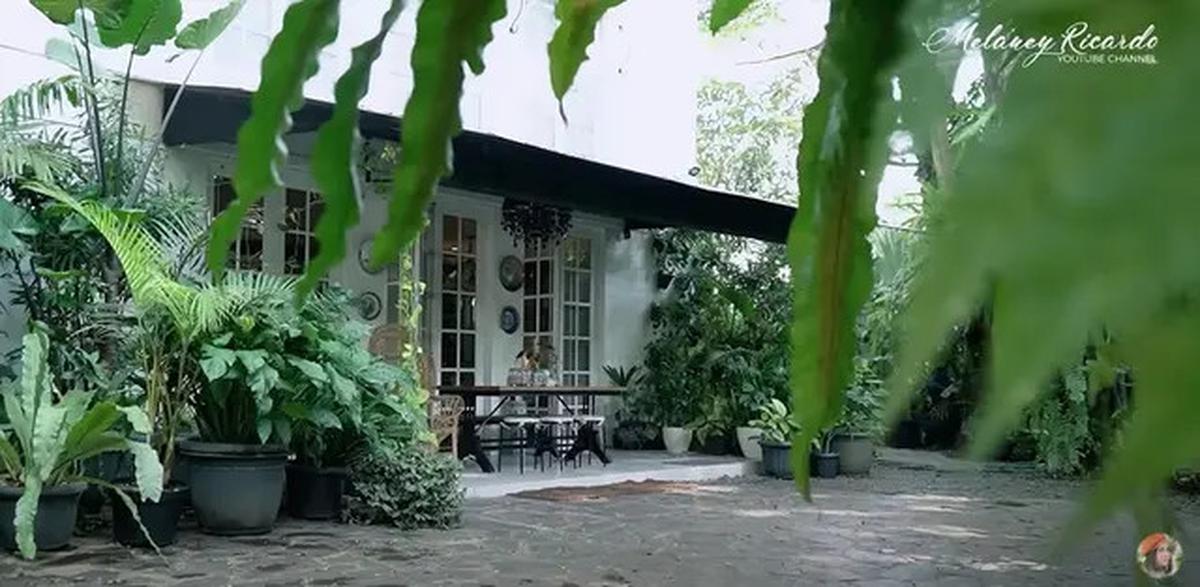 9 Potret Teras dan Taman di Rumah Yuni Shara, Nuansa Tropis yang Asri dan Estetik