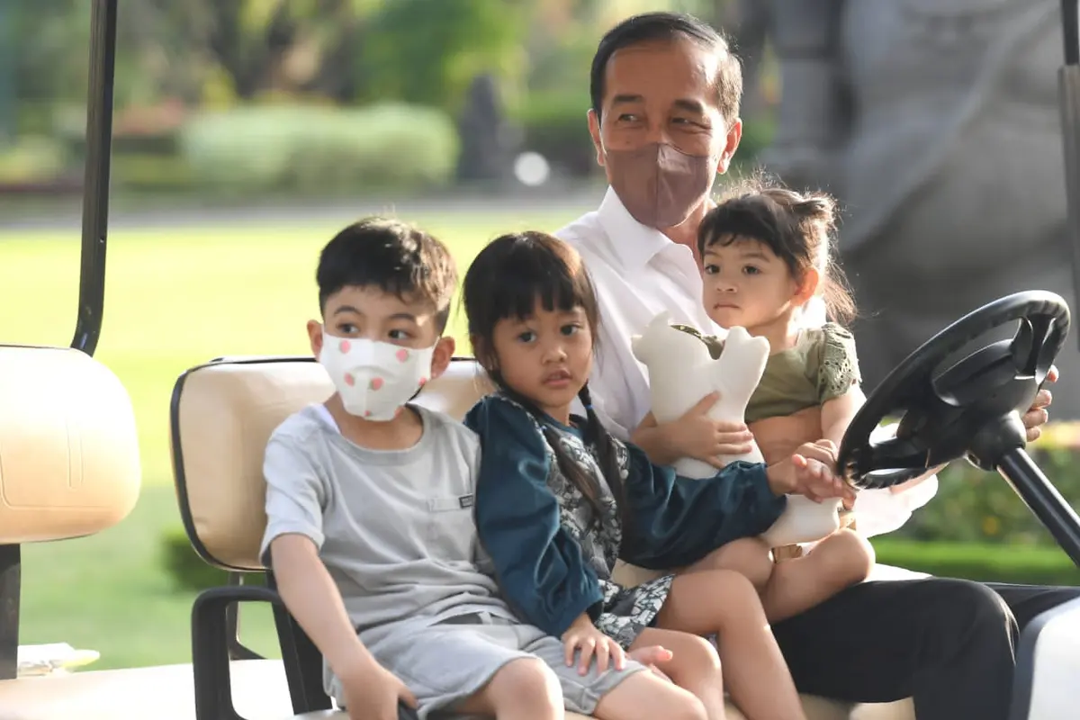 Jokowi Bersama Cucunya