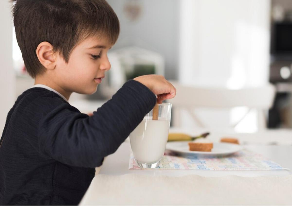 Ilustrasi Anak Minum