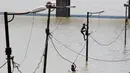 Warga memanjat tiang listrik saat terjebak banjir di tepi sungai Gangga, Allahabad, India, (21/8). Banjir bandang menerjang sejumlah wilayah di India yang menyebabkan banyak warga yang terjebak. (REUTERS/Jitendra Prakash)