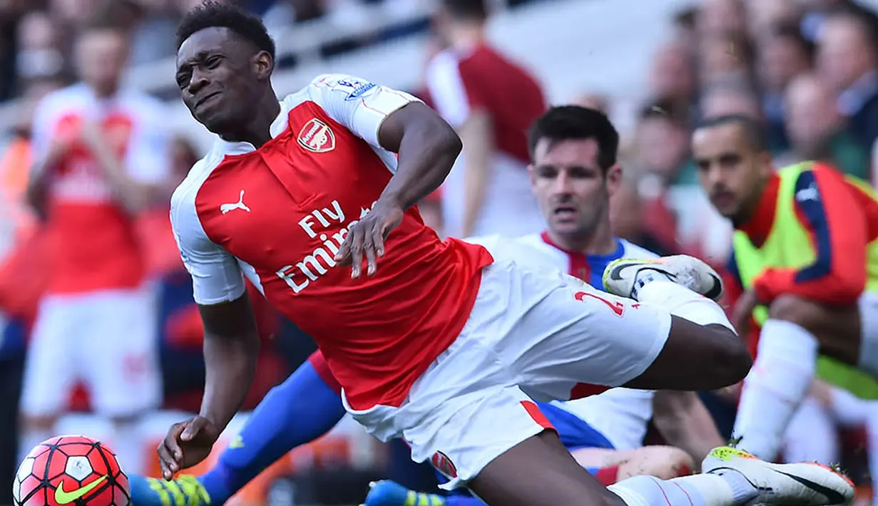 Striker Arsenal, Danny Welbeck, dijatuhkan bek Crystal Palace, Scott Dann, pada laga Liga Premier Inggris di Stadion Emirates, London, Minggu (17/4/2016). Arsenal menguasai jalannya laga dengan penguasaan bola 65 persen. (AFP/Ben Stansall)