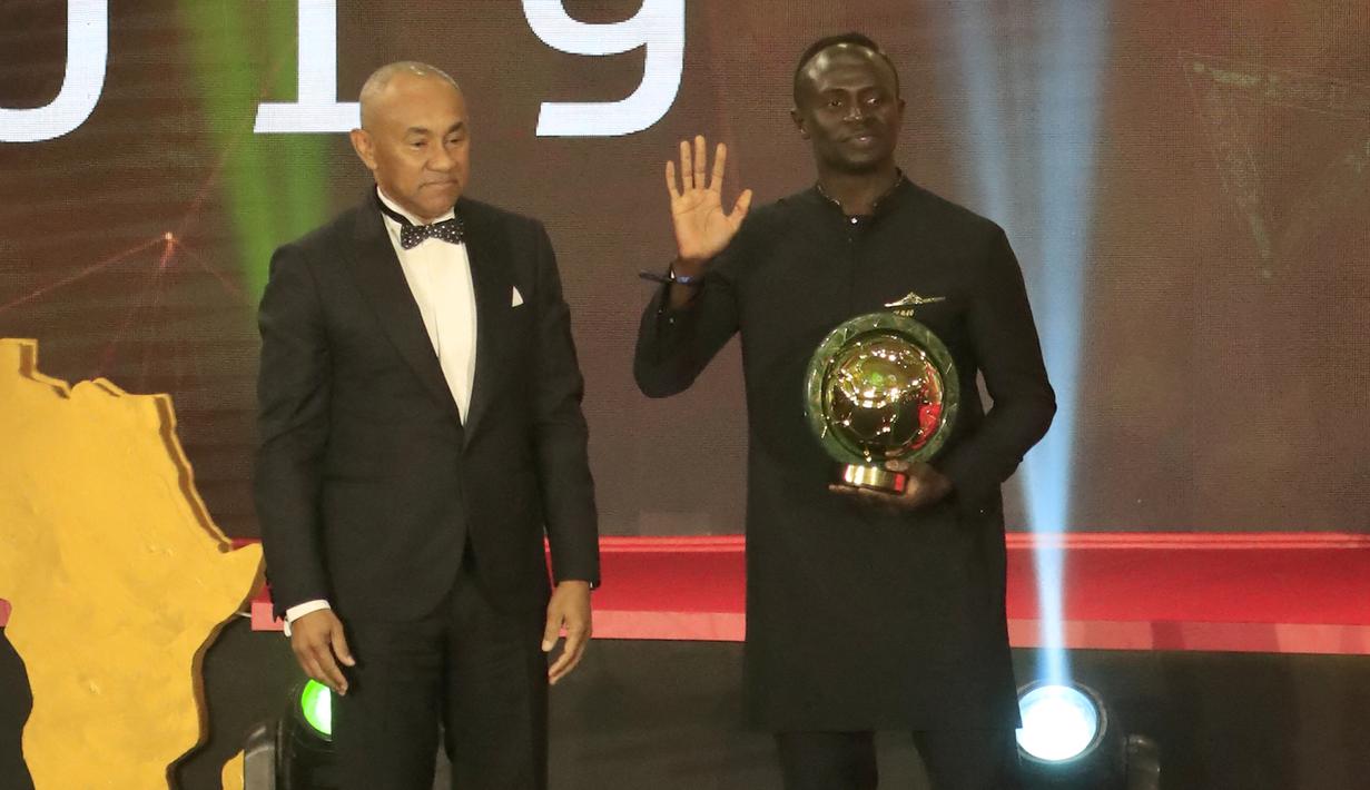 Sadio Mane sebenarnya diarahkan oleh orang tuanya untuk menjadi seorang guru ketimbang bermain sepak bola. Di samping tidak adanya jaminan untuk sukses di sepak bola, dikhawatirkan bila pun nanti sukses dan menjadi pemain besar ia akan lalai dari ajaran Allah SWT. (AFP/Khaled Desouki)