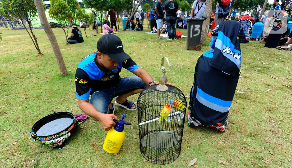 Warga mengikuti Lomba Kicau Burung Pra Piala Gubernur di Lapangan Banteng, Jakarta, Minggu (7/8/20222). Kegiatan tersebut diikuti sekitar 4.000 orang dari beragam  komunitas pecinta burung. (merdeka.com/Arie Basuki)