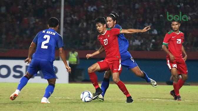 Duel Thailand vs Indonesia di matchday terakhir penyisihan Grup A Piala AFF U-19 2018 di Stadion Gelora Delta, Sidoarjo, Senin (9/7/2018). (Bola.com/Aditya Wany)