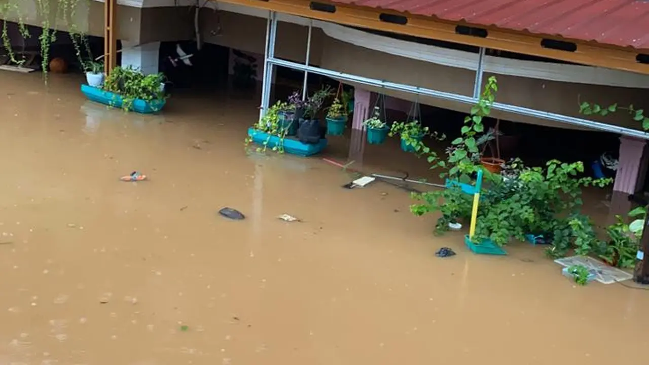Banjir yang mengguyur Kota Bekasi semalaman membuat Perumahan Bumi Nasio Indah, Jatiasih, Kota Bekasi, terendam banjir.