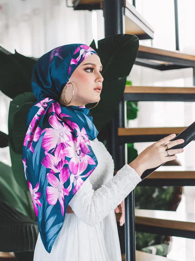 6 Potret Yasmine Ow Calon Adik Ipar Irish Bella saat Berhijab Ini Curi Perhatian