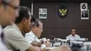 Menteri Koordinator Bidang Pembangunan Manusia dan Kebudayaan (Menko PMK) Muhadjir Effendy (kanan) memimpin rapat koordinasi tingkat menteri di Kantor Kemenko PMK, Jakarta, Senin (17/2/2020). Rapat tertutup tersebut membahas program jaminan kesehatan nasional. (Liputan6.com/Faizal Fanani)