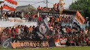 Suporter tim Macan Kemayoran memadati setiap sudut Stadion Bea Cukai Rawamangun Jakarta untuk menyaksikan laga uji coba antara Persija melawan Barito Putera, Selasa (5/4/2016). Laga uji coba berakhir imbang 2-2. (Liputan6.com/Helmi Fithriansyah)