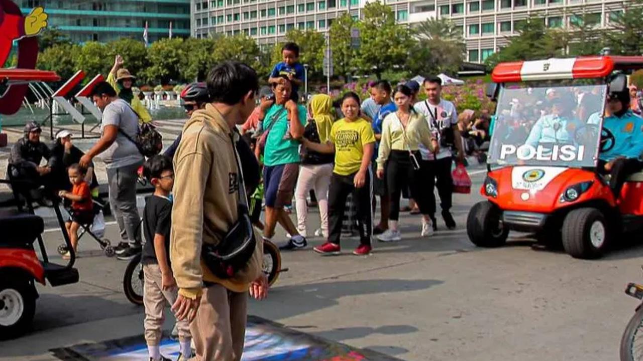 Spanduk bergambar bendera Israel itu diletakkan di tengah jalan raya atau tepatnya berada di depan Bundaran HI.