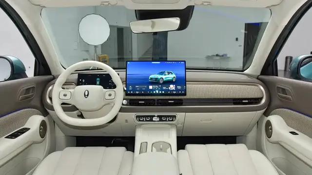 Interior Ora 5 hadir dengan atap kaca panorama besar dan sistem hiburan Coffee OS terbaru dari GWM (GWM)