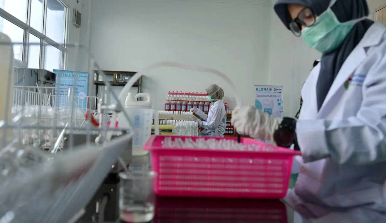 Siswa Sekolah Menengah Kejuruan memproduksi cairan pembersih tangan di Banda Aceh, Aceh, Jumat (12/6/2020). Selain memproduksi cairan pembersih tangan (hand sanitizer), mereka juga membuat pelindung wajah untuk disumbangkan kepada tenaga medis penanganan COVID-19. (CHAIDEER MAHYUDDIN/AFP)