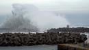 Ombak menghantam pemecah gelombang di sebuah pelabuhan di Kota Kiho, Prefektur Mie, Jepang, Jumat (11/10/2019). Topan Hagibis yang diprediksi akan menerjang Jepang diperkirakan memiliki kecepatan angin maksimal sebesar 162 kilometer per jam. (AP Photo/Toru Hanai)