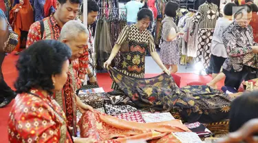 Pengunjung melihat kain batik dalam pameran Kriyanusa Dewan Kerajinan Nasional 2017, di JCC, Jakarta, Rabu (27/9). Acara ini digelar untuk memamerkan produk kerajinan dalam negeri. (Liputan6.com/Angga Yuniar)