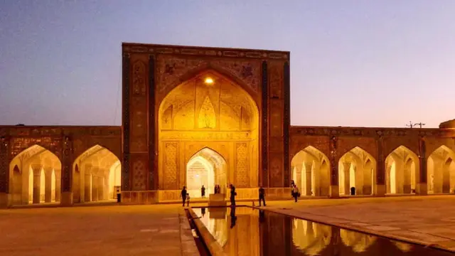 Masjid Vakil di Iran saat malam hari