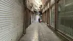 Seorang perempuan membawa gerobaknya melewati toko-toko yang tutup di Grand Bazaar Teheran, Iran, Selasa (15/11/2022). Banyak toko di Grand Bazaar di ibu kota Iran ditutup Selasa di tengah seruan mogok menyusul kematian seorang perempuan pada September lalu yang ditangkap oleh polisi moral Iran. (AP Photo/Vahid Salemi)