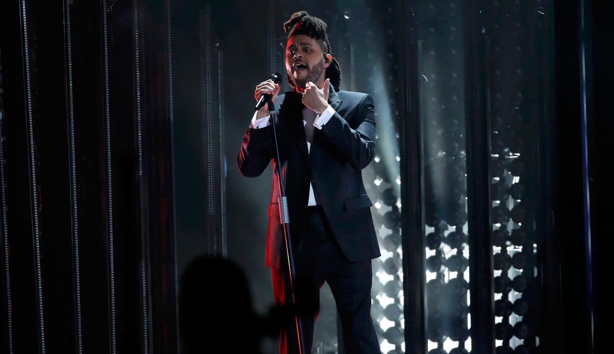 The Weeknd berhasil menang di dua nominasi, Best R&B Performance untuk lagu "Earned It" dan Best Urban Contemporary Album untuk albumnya, "Beauty Behind the Madness" pada Grammy Awards ke-58 di Los Angeles, Senin (15/2). (REUTERS/Mario Anzuoni)