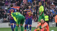 Martin Braithwaite saat mendapatkan pelukan dari Lionel Messi (Josep Lago/AFP)