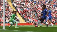 Kiper Liverpool, Giorgi Mamardashvili, hanya bisa mematung melihat bola masuk ke dalam gawangnya setelah gelandang Chelsea, Enzo Fernandez, melepas tendangan bebas dalam laga Premier League di Anfield, Sabtu (9/5/2026) malam WIB. (PETER POWELL / AFP)