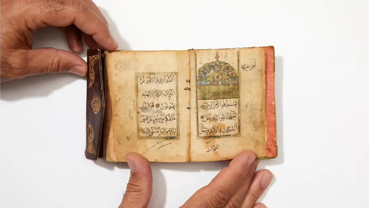 Sabsabi berharap dapat mengungkap lebih banyak cerita dari barang-barang berharga, seperti Al-Qur'an bersampul kecil ini.(Supplied: Powerhouse Parramatta)