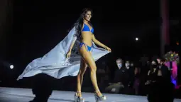 Finalis dari Leon, Jennifer Caseres berjalan di catwalk selama kontes Miss Nikaragua 2020 di tengah pandemi Covid-9 di Managua, 8 Agustus 2020. Acara tersebut berlangsung dengan tetap menerapkan protokol jarak sosial itu dihadiri 85 orang dari kru produksi. (AP Photo/Alfredo Zuniga)