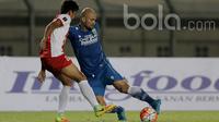 Duel Sergio Van Dijk pemain Persib Bandung (kiri) dengan pemain PSM Makassar dalam lanjutan turnamen Piala Presiden 2017 di Stadion Si Jalak Harupat, Soreang Jawa Barat, Senin (6/2/2017). (Bola.com/Peksi Cahyo)