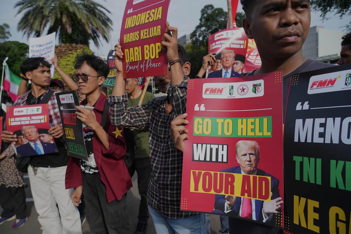 FOTO: Mahasiswa Gelar Aksi di Depan Kedubes AS Tolak Dukungan Board of Peace dan Kecam Serangan ke Iran