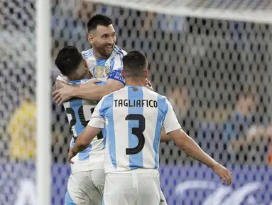 Penyerang Argentina Lionel Messi diberi ucapan selamat setelah mencetak gol kedua timnya ke gawang Kanada dalam laga semifinal  Copa America 2024 di Stadion MetLife, East Rutherford, Amerika Serikat, Rabu pagi WIB (10/7/2024). (AP Photo/Adam Hunger)