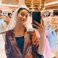 Di foto terakhir, Putri Marino mengenakan kemeja serupa dengan warna cokelat. Meski berbusana kasual, Putri Marino sedikit centil dengan mengenakan veil mini. (instagram/putrimarino)