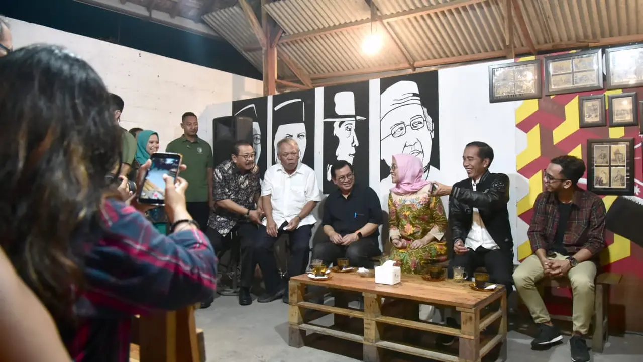 Presiden Jokowi bertemu generasi milenial di salah satu warung kopi angkringan Tulungagung, Jawa Timur, Kamis malam 3 Januari 2019.