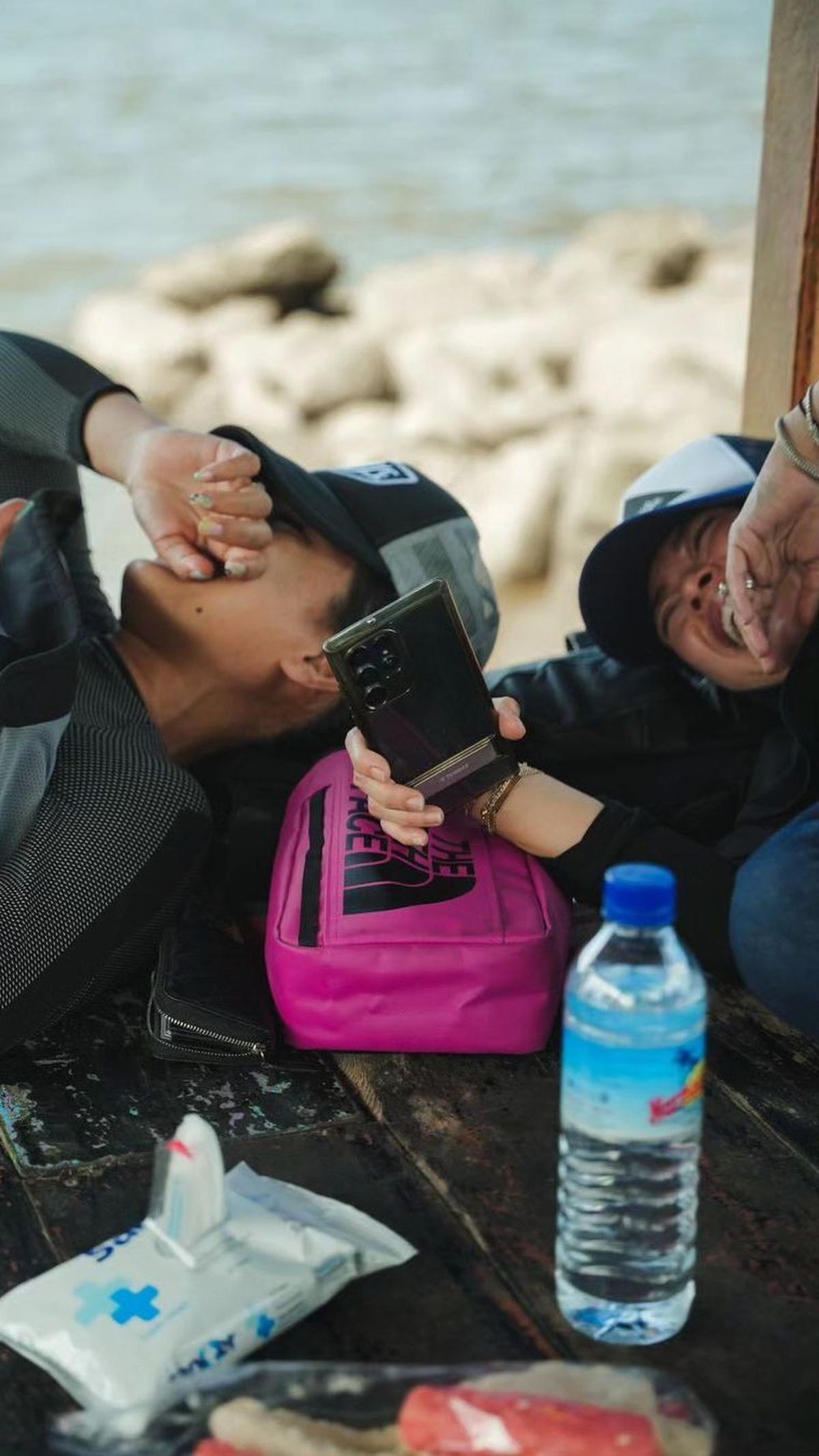 Terlihat pula momen saat mereka beristirahat di sebuah gazebo di tepi laut.