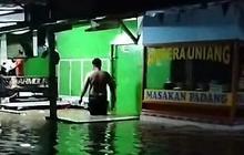 Bekasi Diguyur Hujan Deras sejak Siang, Tanggul Kali Cilemahabang Jebol 20 Meter